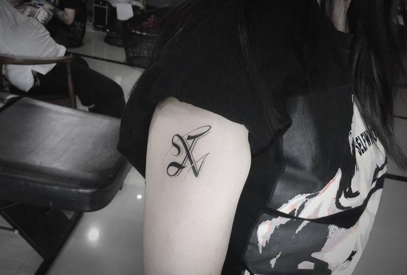 大臂，字母纹身图片