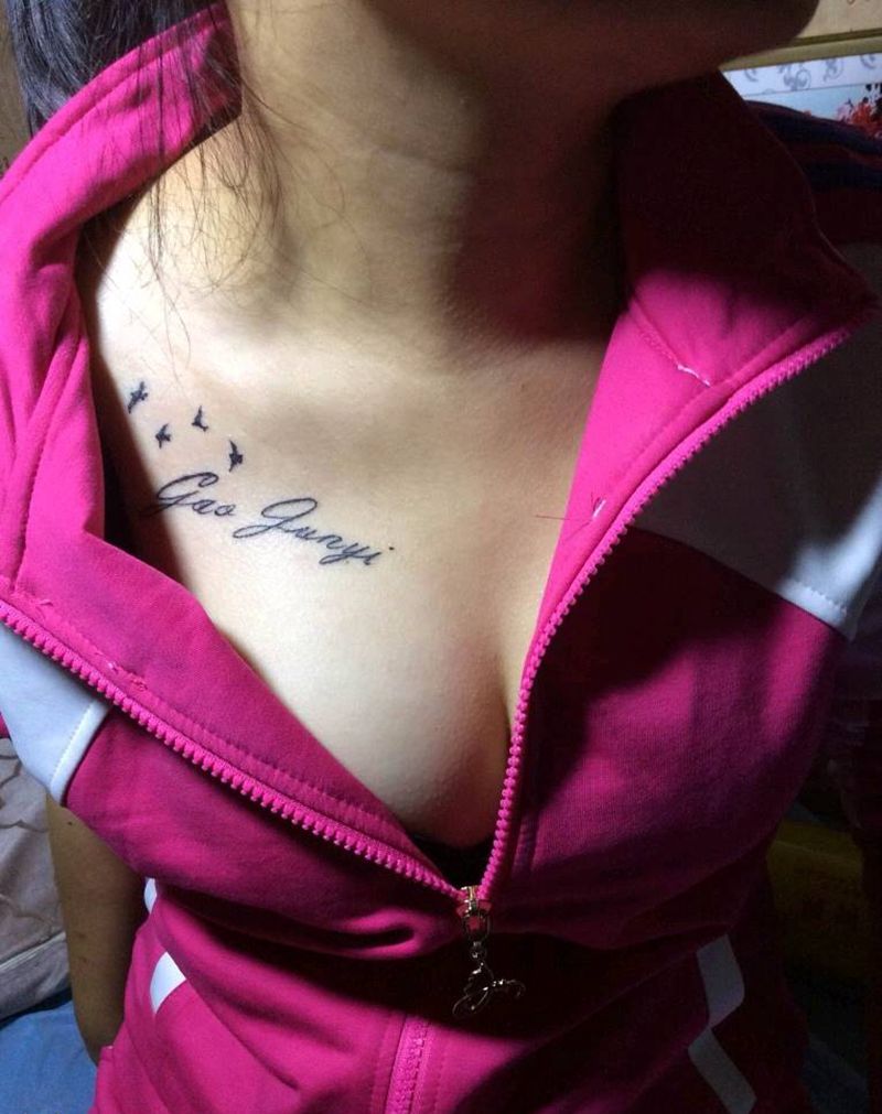 字母纹身图片_胸部纹身图案