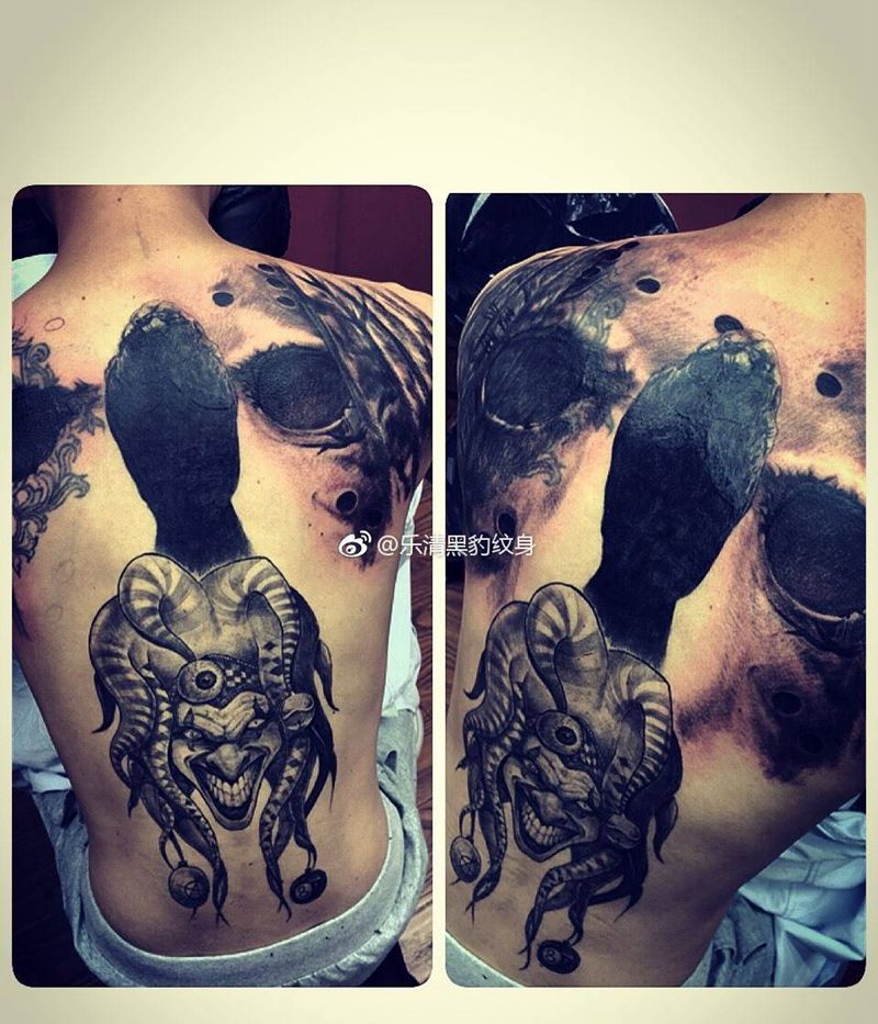 小丑纹身图片_背部欧美写实纹身图案