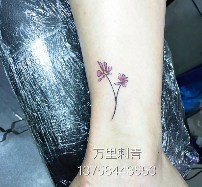 脚踝小花纹身图片