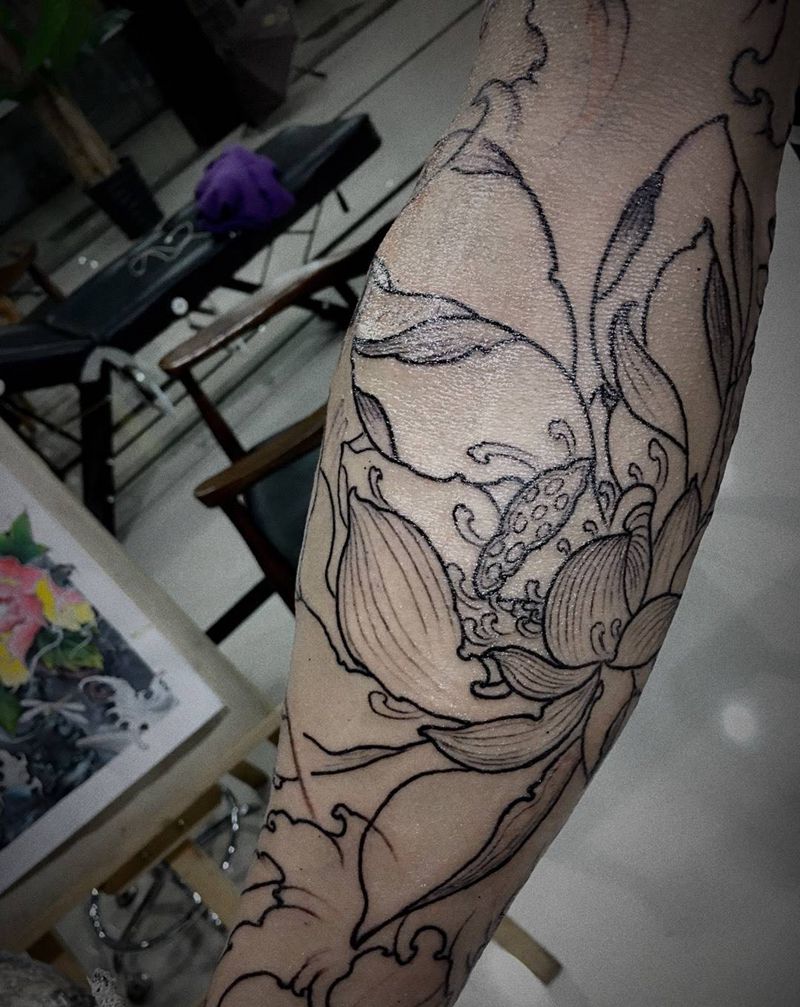 荷花纹身图片_成品手臂传统植物纹身图案