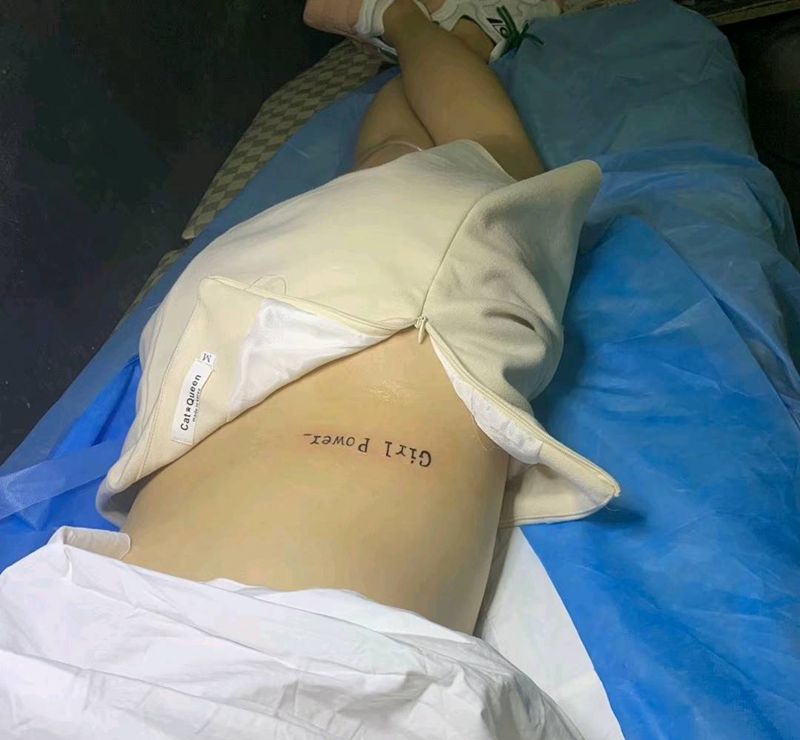 小美女性感纹身纹身图片_腿部腰部几何纹身图案