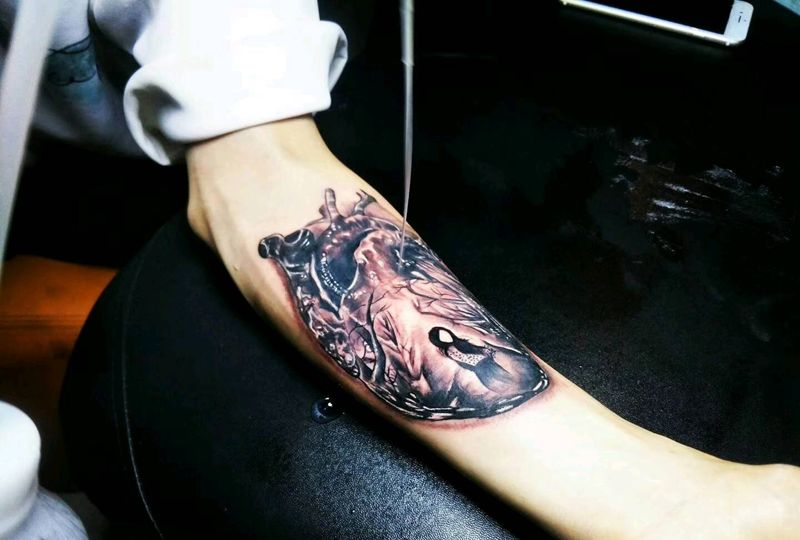 心脏纹身图片_手臂欧美写实纹身图案