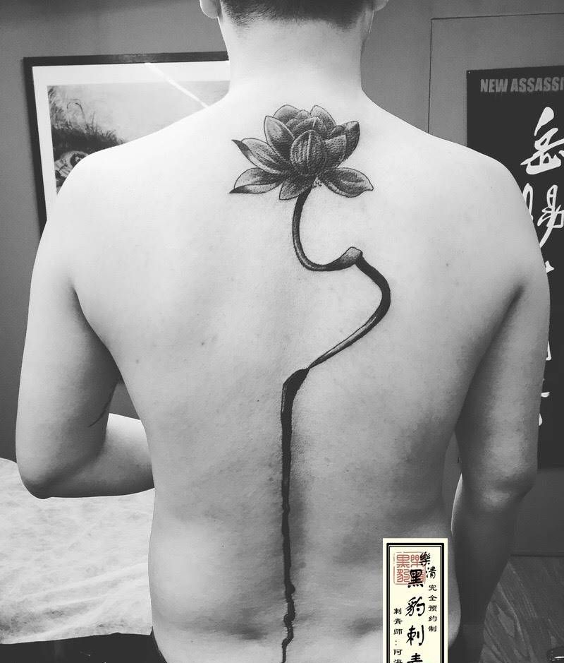 脊椎莲花纹身纹身图片
