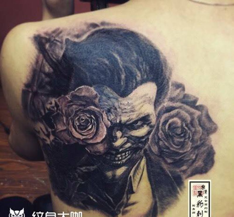 小丑纹身图片_肩部欧美写实人物纹身图案