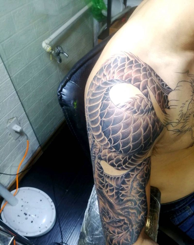 过肩龙纹身图片_手臂胸部新传统纹身图案