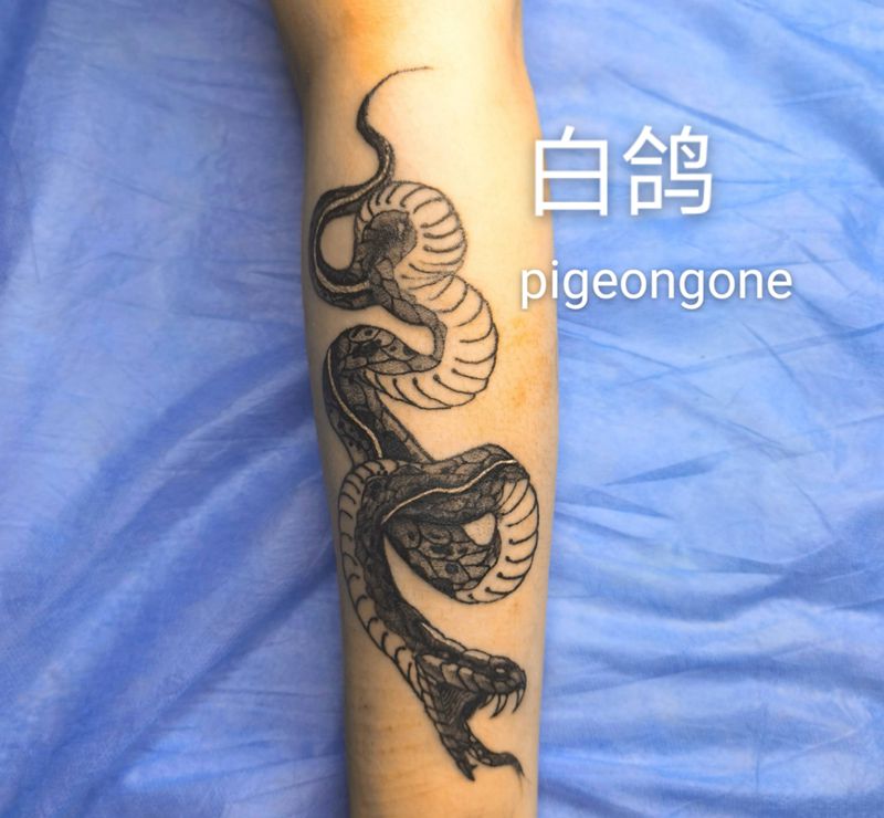 《S N A K E》纹身图片_手部点刺暗黑蛇纹身图案