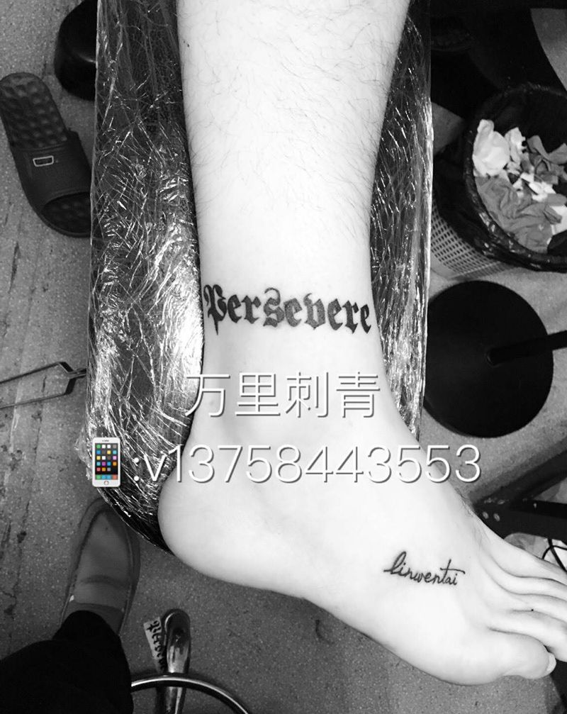 脚踝哥特字体纹身图片