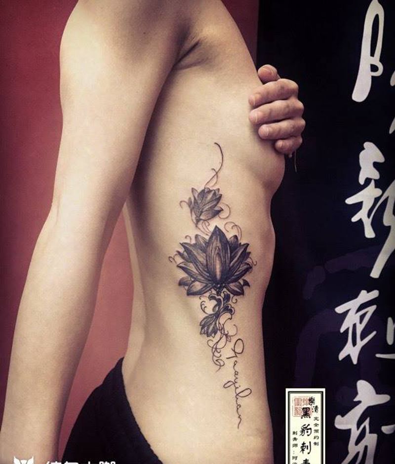 侧腰莲花纹身图片