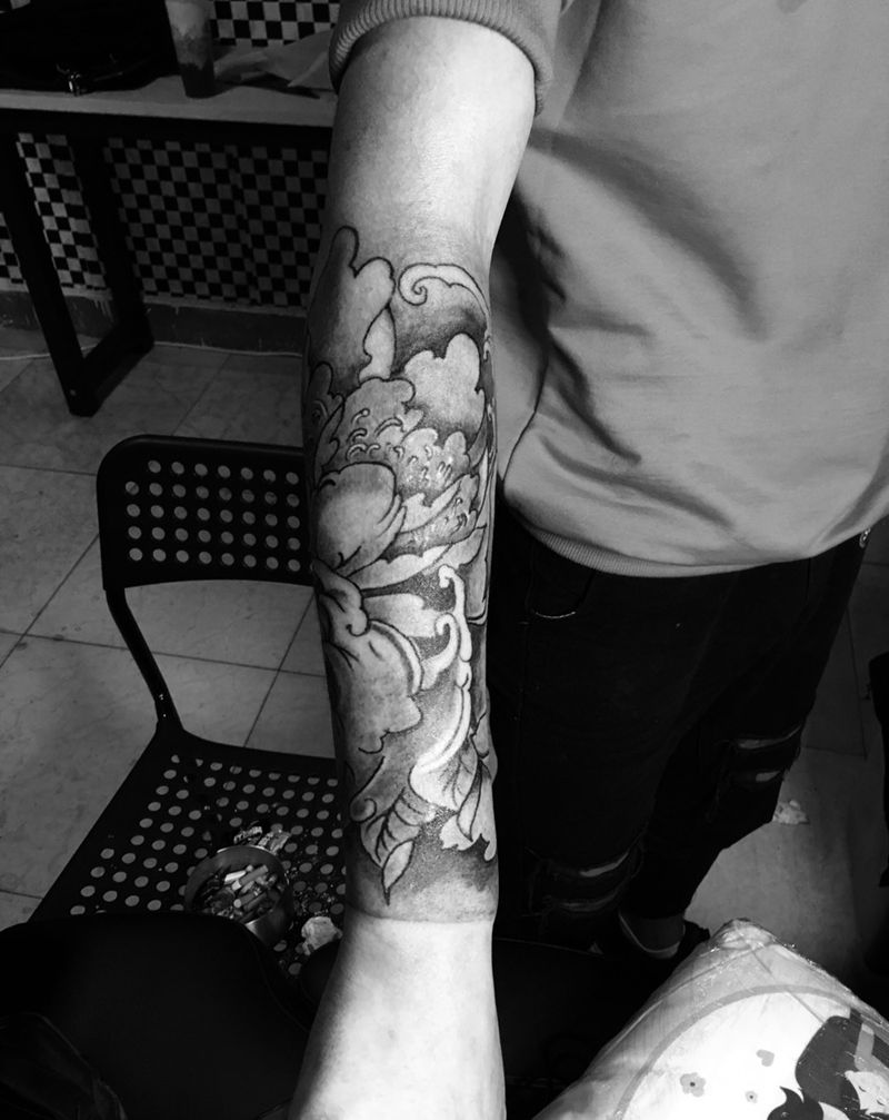 东方新传统黑灰锦鲤包小臂纹身图片_新传统纹身图案