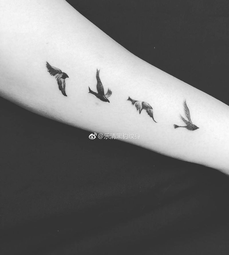 小群鹰纹身图片