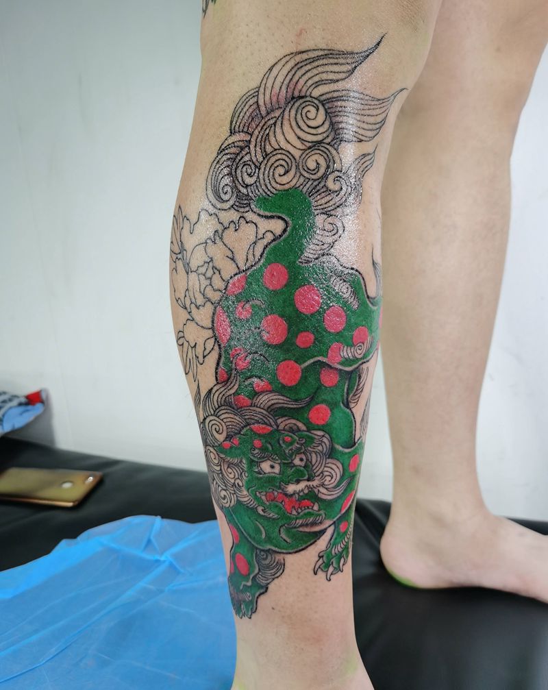 一条老传统的唐狮纹身图片_腿部老传统纹身图案