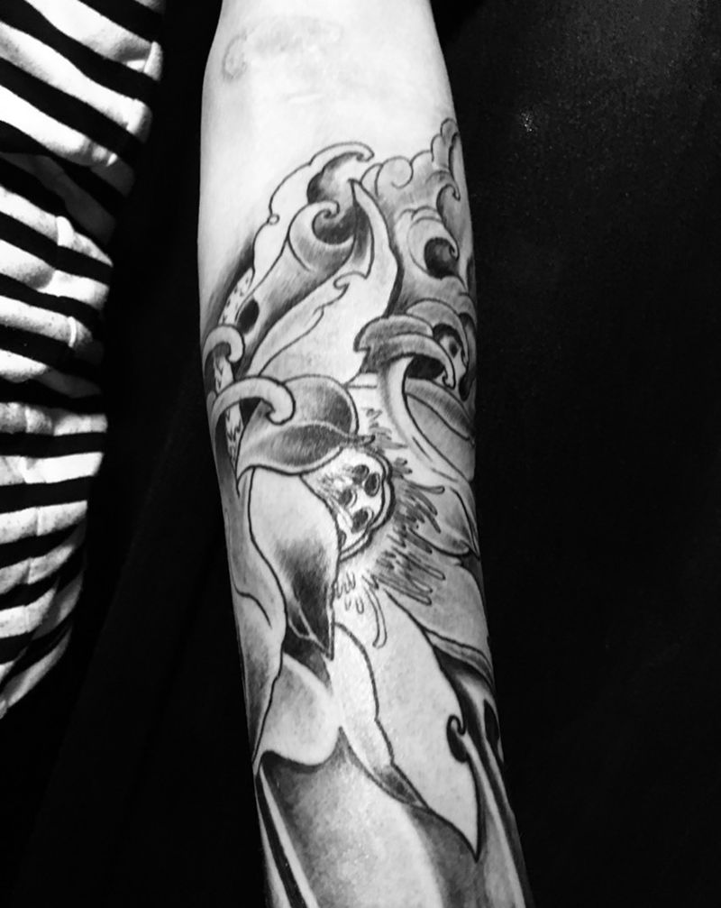 荷花浪花包小臂纹身图片