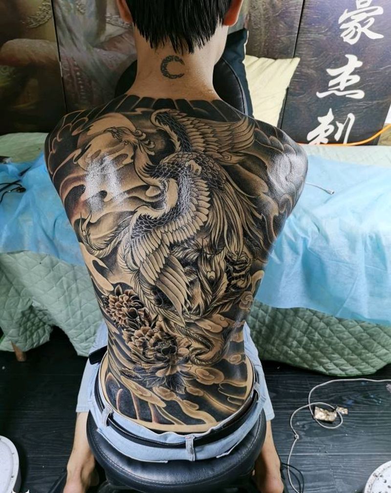 满背凤凰纹身图片_背部老传统纹身图案