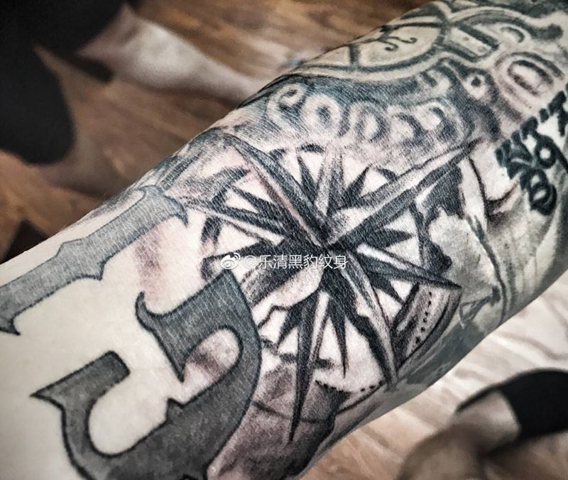 启示录花臂添加罗盘纹身图片