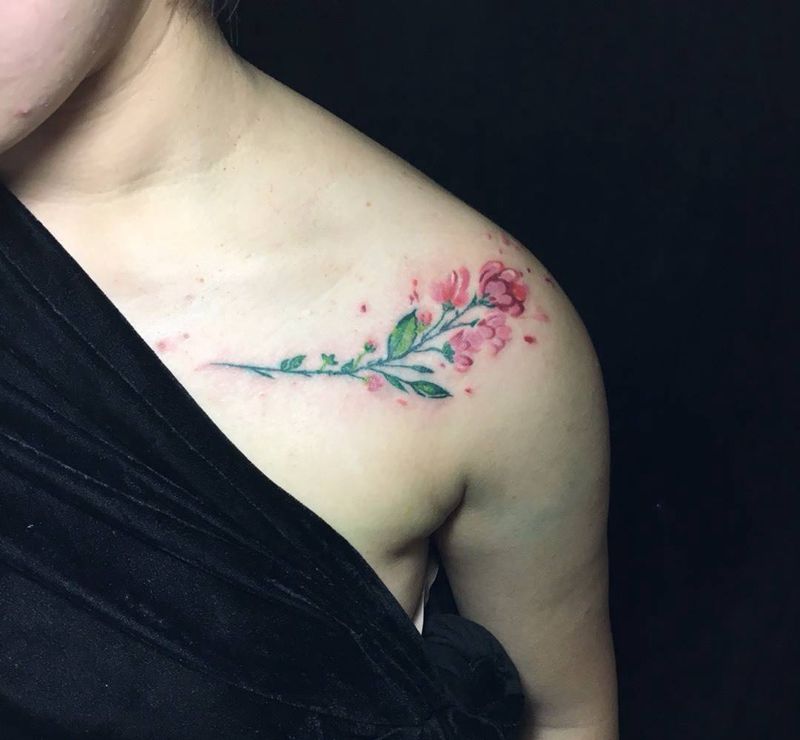 水彩风格花儿纹身图片