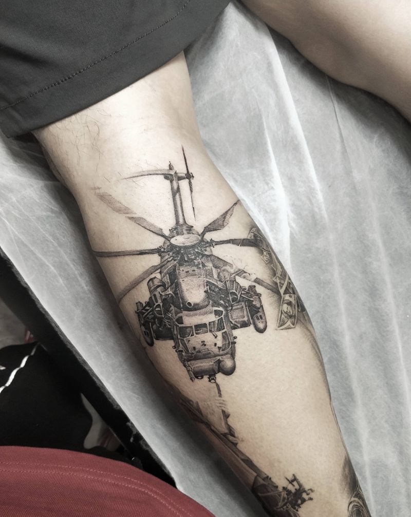 直升机纹身图片_腿部欧美写实直升机纹身图案