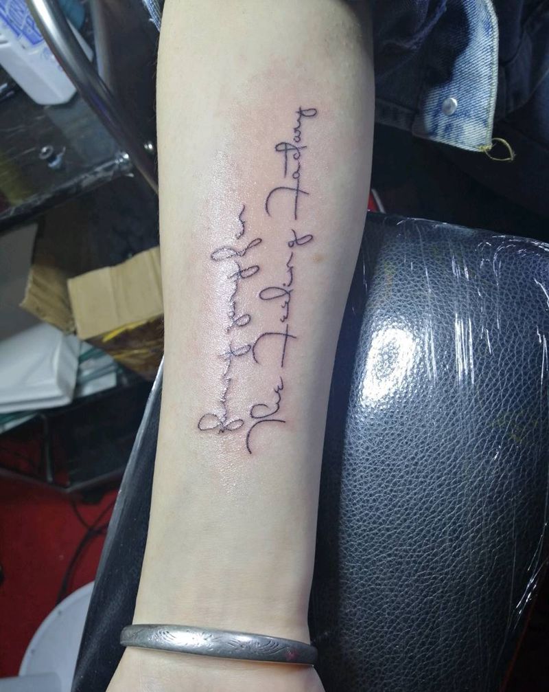 小字母纹身图片_手臂纹身图案