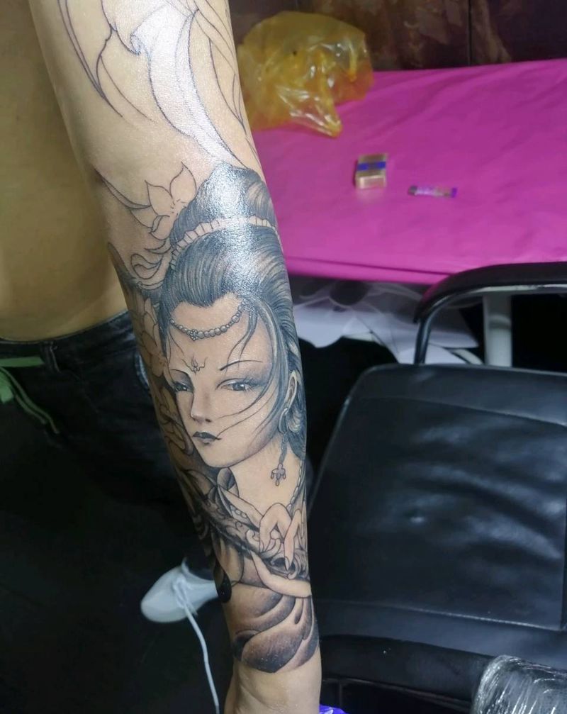 小臂艺妓，先进行了一半纹身图片_手臂新传统纹身图案