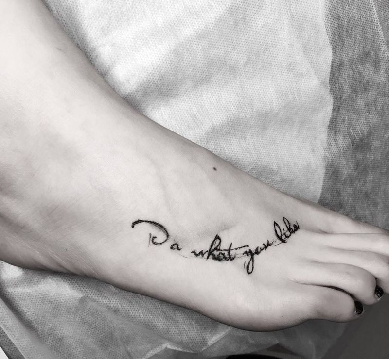 脚背纹身图片_成品脚部清新字符纹身图案