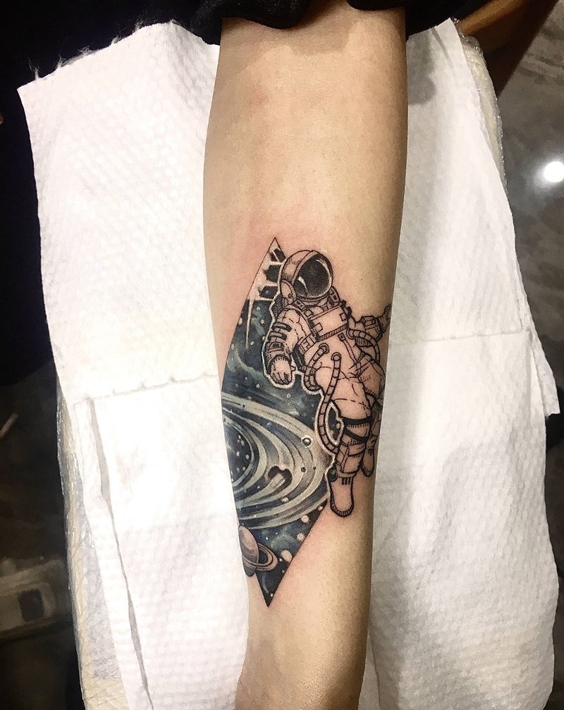 宇航员星空纹身图片_手部几何宇航员星空纹身图案