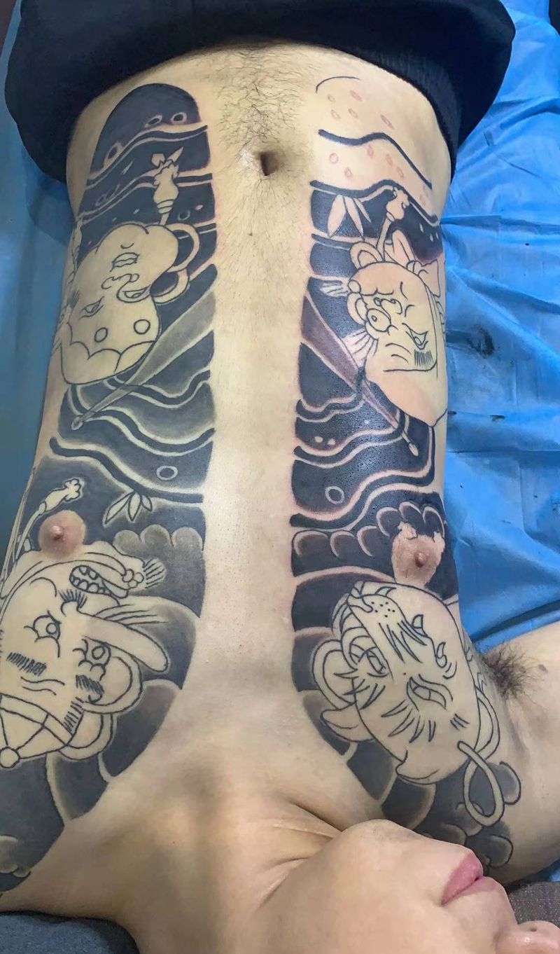 开衫纹身图片_腹部胸部老传统纹身图案