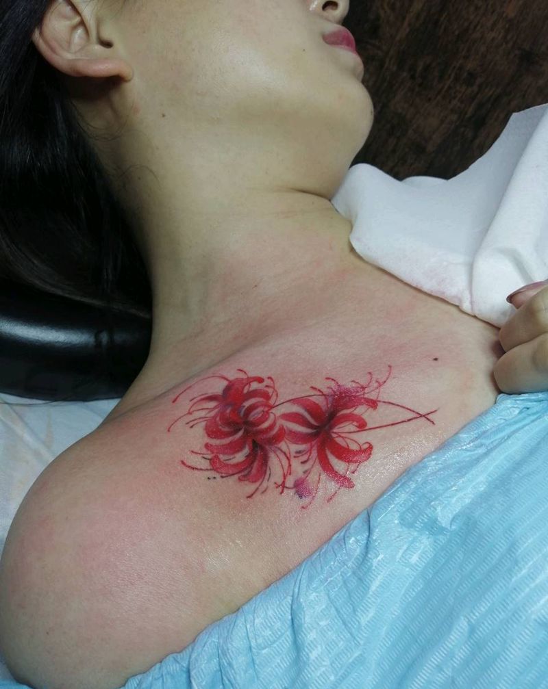 彼岸花纹身图片_胸部水墨纹身图案