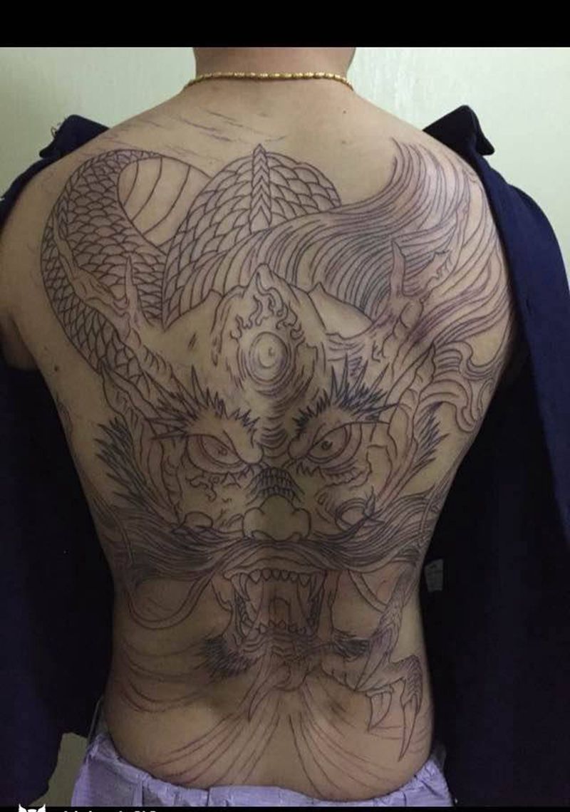 满背龙纹身图片