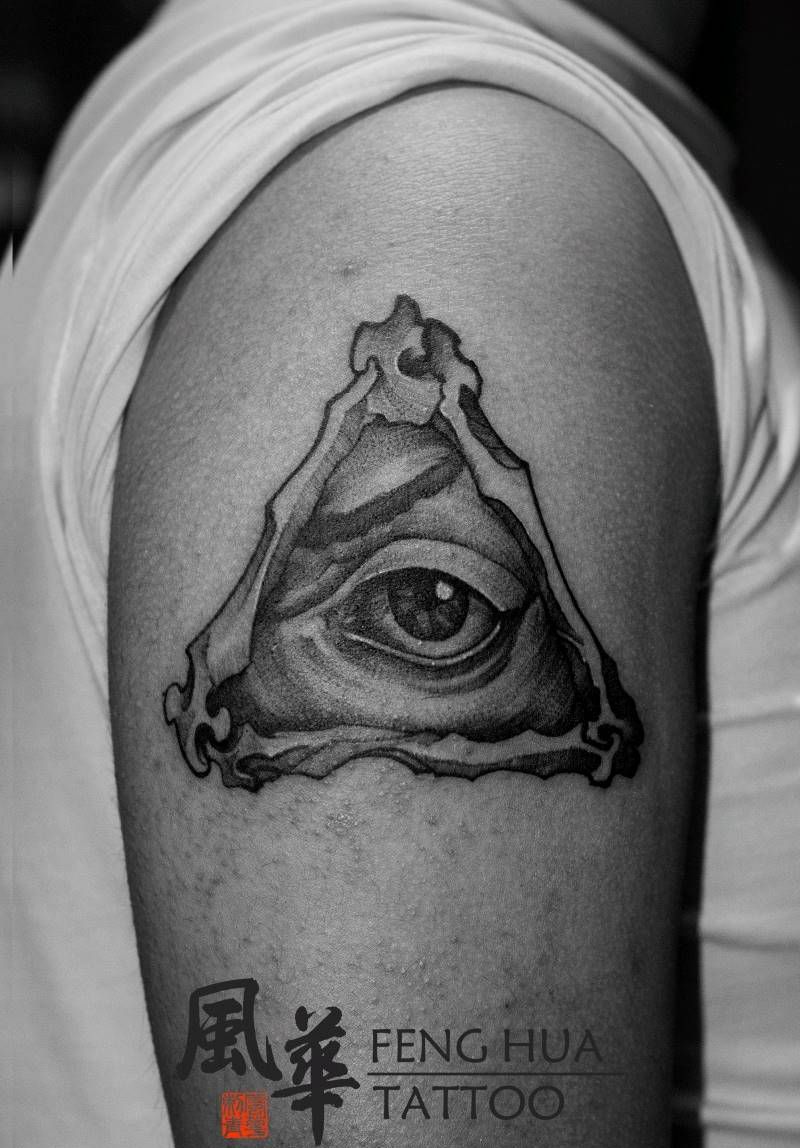 上帝之眼纹身图片_肩部手臂欧美写实点刺上帝之眼纹身图案