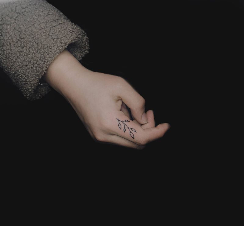 1纹身图片_手部线条纹身图案