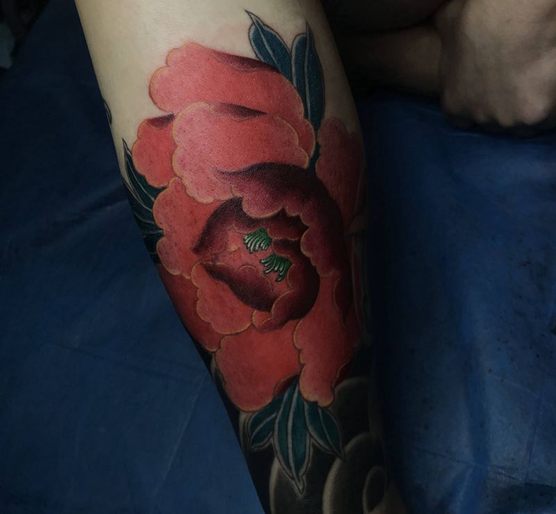 传统牡丹纹身图片_腿部新传统花，纹身图案