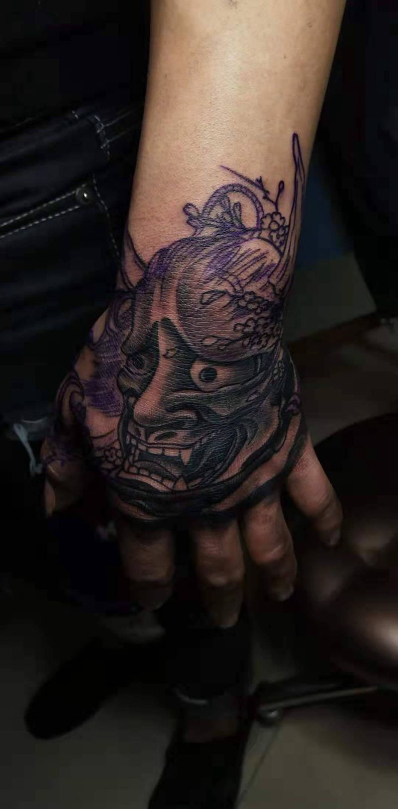 手面般若纹身图片_手部新传统纹身图案