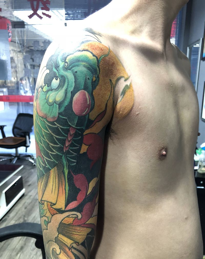 鱼花臂纹身图片_手臂新传统鱼 菊花纹身图案