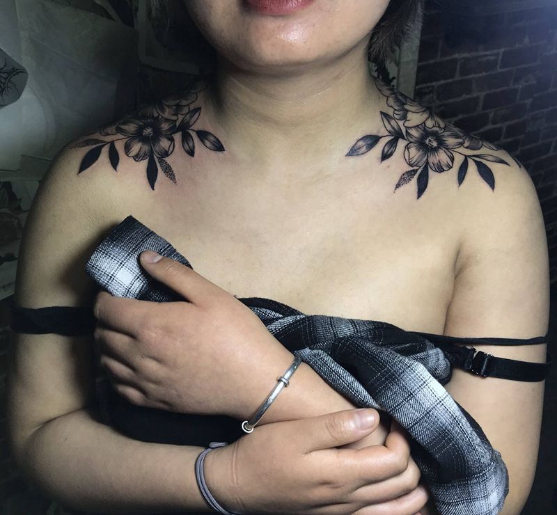 后背肩花纹身图片_背部胸部新传统纹身图案