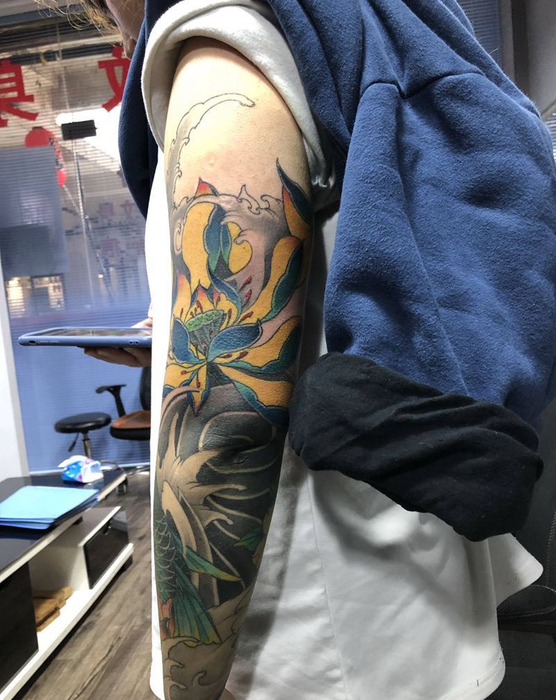 花臂未完纹身图片_手臂新传统荷花 鱼浪花纹身图案