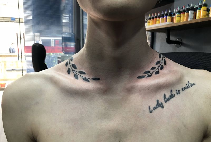 树叶纹身图片_颈部纹身图案