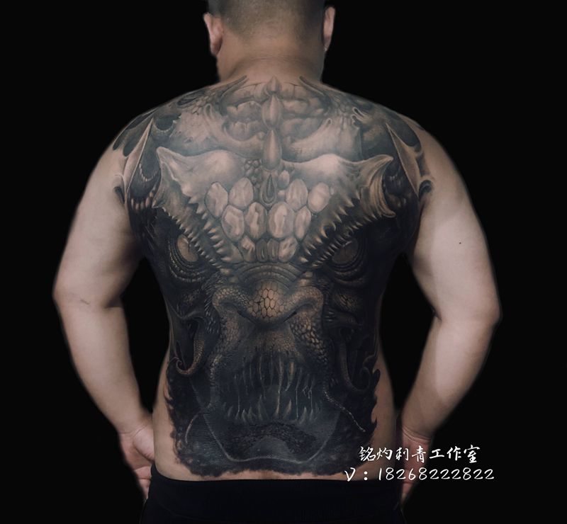 龙威纹身图片_背部新传统纹身图案
