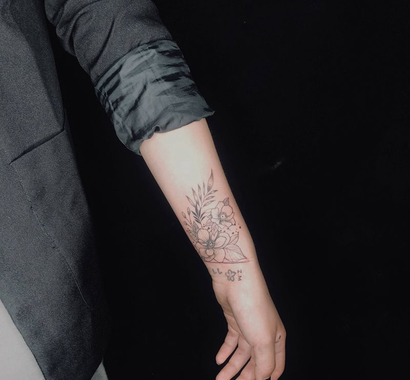 素花纹身图片_手部点刺纹身图案