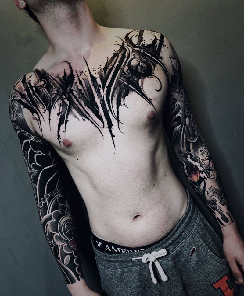 花胸纹身图片_胸部花体字水墨纹身图案