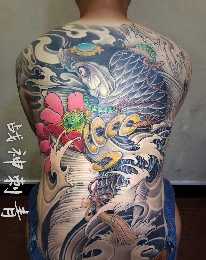 锦鲤纹身图片_背部新传统纹身图案