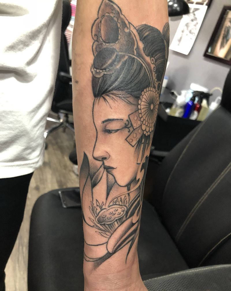 艺妓荷花纹身图片_手臂新传统艺妓 荷花纹身图案