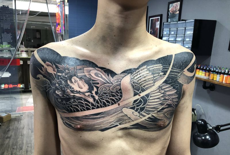 花胸纹身图片_胸部新传统纹身图案