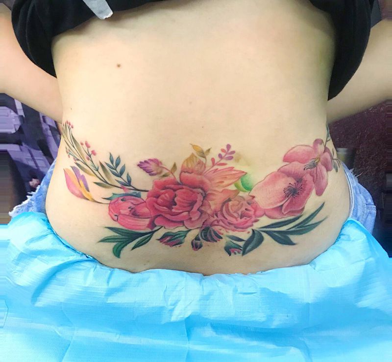 疤痕遮盖，水彩风格纹身图片_腰部纹身图案