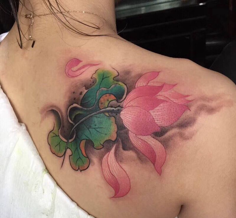 荷花纹身图片_肩部纹身图案