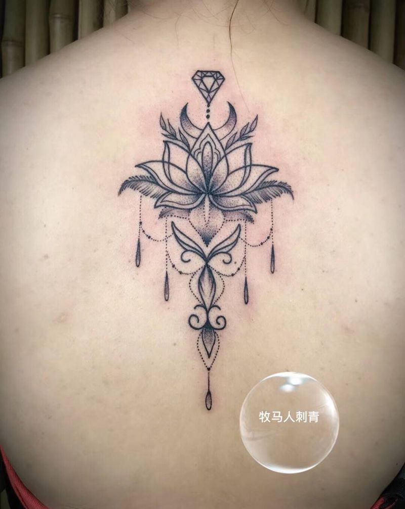 小清新纹身图片_背部纹身图案