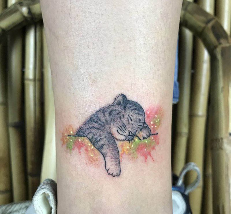 小老虎纹身图片_腿部纹身图案