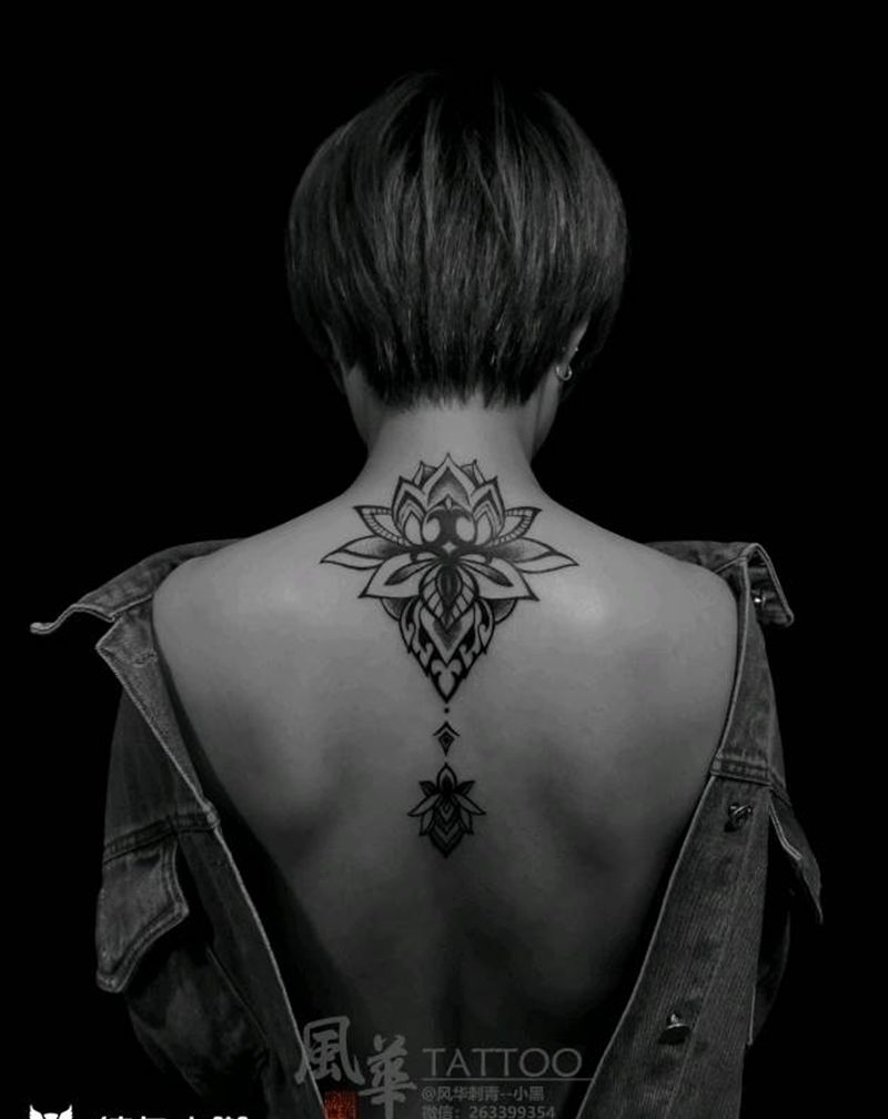 【梵花遮盖】纹身图片_背部肩部点刺图腾纹身图案