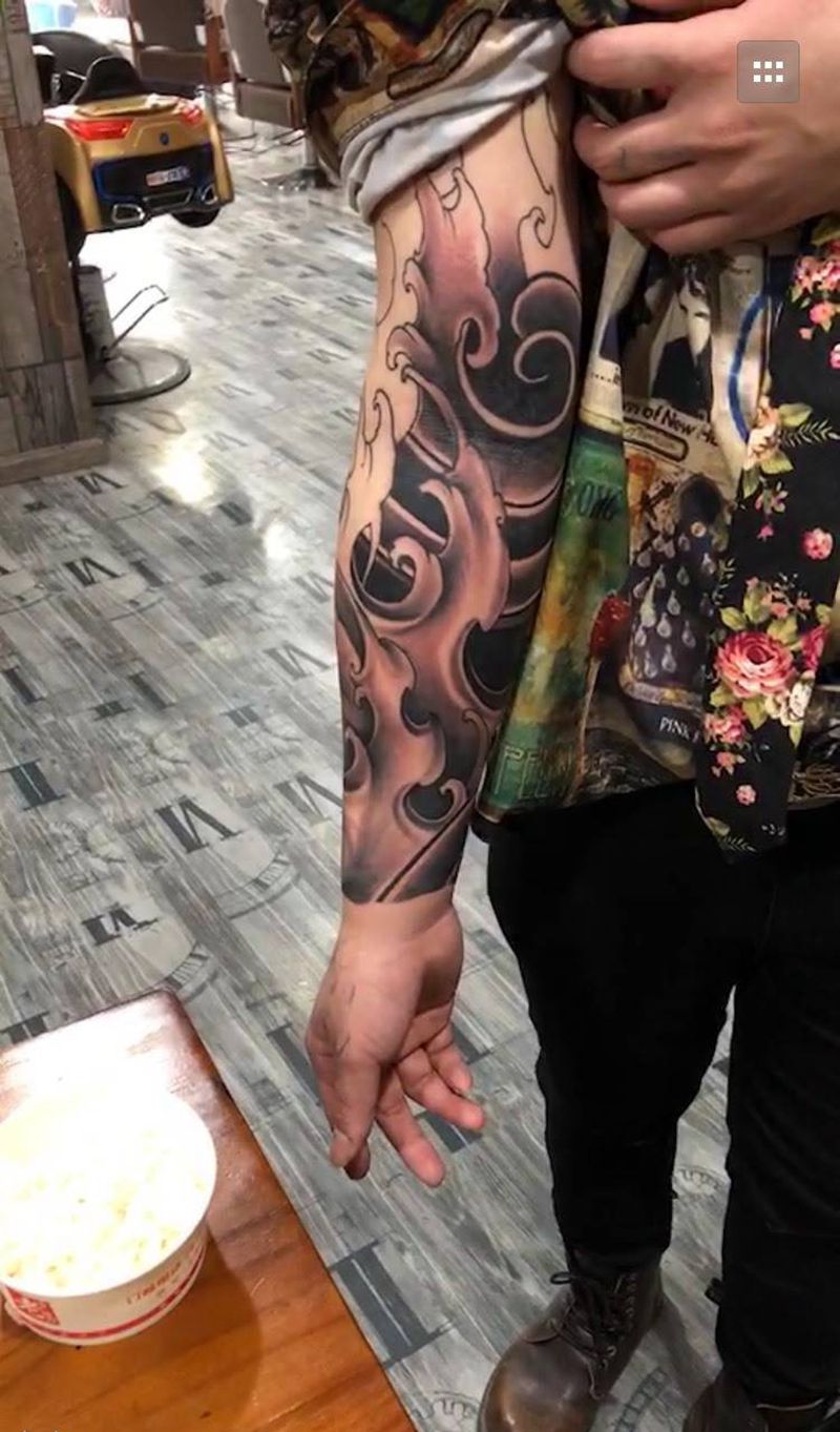 浪臂纹身图片