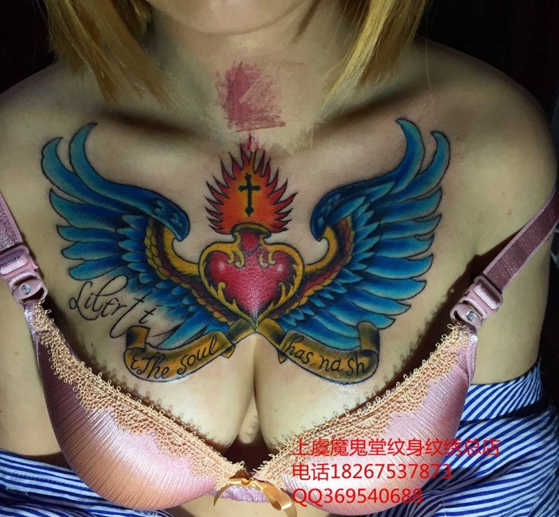 大花胸，美女忍耐力非常好，一次完成纹身图片