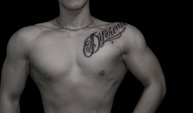 原创花体字纹身图片_肩部胸部花体字纹身图案